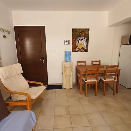 Lovely Ground Floor With Bbq Apartmán